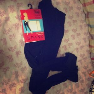 SPANX. brand new. Size D. Black.Footless+patterned